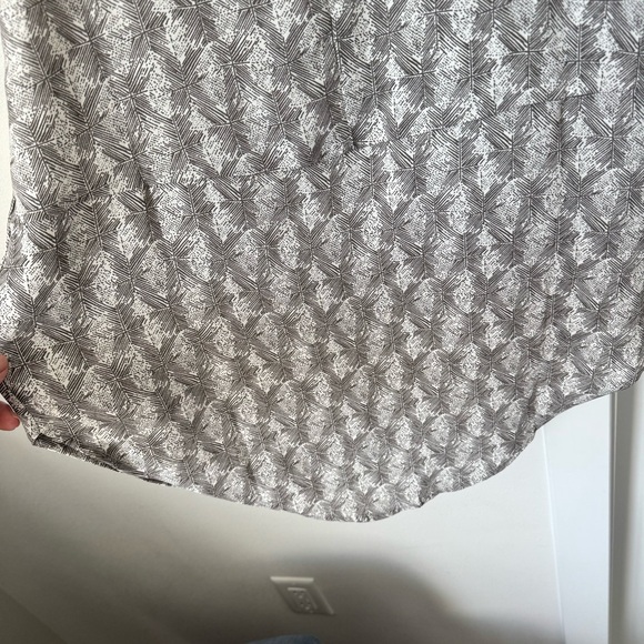 BP Gray and White Patterned Tank Top Size Small Geometric Lines Curved Hemline - Picture 9 of 11